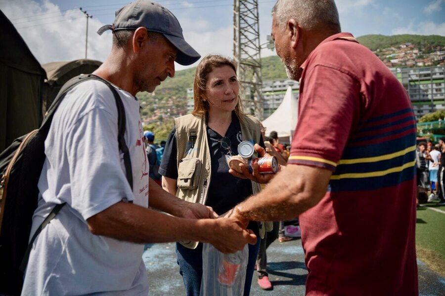 베네수엘라 세계식량계획(WFP) 사무소장 스테파니 호흐슈테터(Stephanie Hochstetter, 가운데)가 지진 피해를 입은 라 과이라(La Guaira)에서 베네수엘라 주민들과 이야기를 나누고 있다. © WFP/구스타보 베라(Gustavo Vera)