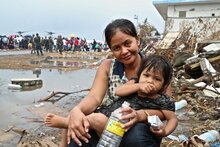 WFP, 필리핀 태풍 피해자들에게 식량 전달.