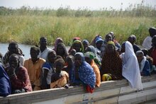 나이지리아 : 배로 열 시간, 마침내 폭력에서 도망친 나이지리아 난민들, 위로와 도움을 받다.