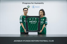 파트너십 체결식에서의 정유석 전북현대 대표이사(좌)와 이현지 WFP 한국사무소장(우)