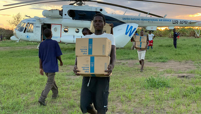 2019년 3월 21일, 사이클론 이다이가 지나간 후, WFP 헬리콥터가 고에너지 비스킷 (High Energy Biscuits)을 싣고 모잠비크 과라구아라에 도착했다.  WFP / Deborah Nguyen