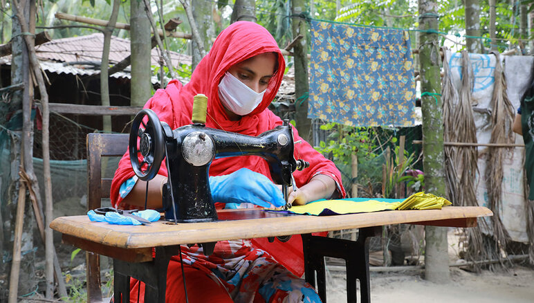 코로나19 팬데믹 기간 동안 방글라데시 콕스 바자르에서 WFP는 생계 프로그램을 통해 지역 사회 여성 및 로힝야 난민들과 함께 마스크를 만들어 지방 정부와 인도주의 기관에 배포하고, 월급, 시장성 있는 직업 훈련 및 금융 지식, 사업 시작을 위한 장학금을 제공했습니다.  WFP/ Nalifa Mehelin 날리파 메헬린