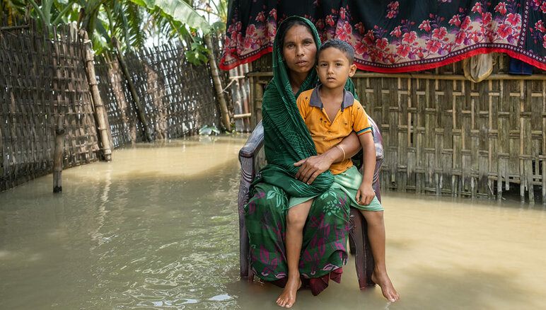 2020년 7월 방글라데시 북부와 북동부 지역에 몬순 폭우로 홍수가 발생했습니다. 홍수로 인해 사예마의 집이 침수되어 정상적인 생활이 어려워졌습니다. 그녀와 그녀의 가족은 식량 부족으로 고통 받고 있습니다. 세계식량계획은 쿠리그램에서 가장 취약하고 도움이 필요한 약 6000가구에 현금 지원을 제공하고 있습니다.  WFP/ Mehedi Rahman 메헤디 라만